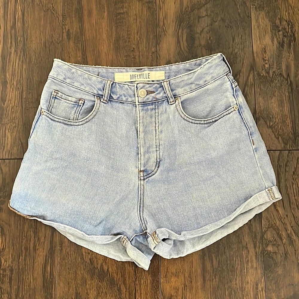Jean high-waisted shorts. Size 27. Melville, Urban Outfitters. Blue light wash.